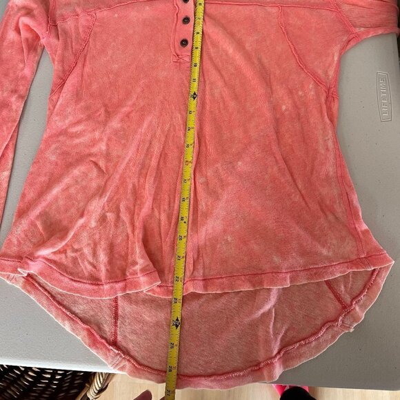 WE The Free Salmon Casual Top ~ Runs Like A Medium - Picture 8 of 8